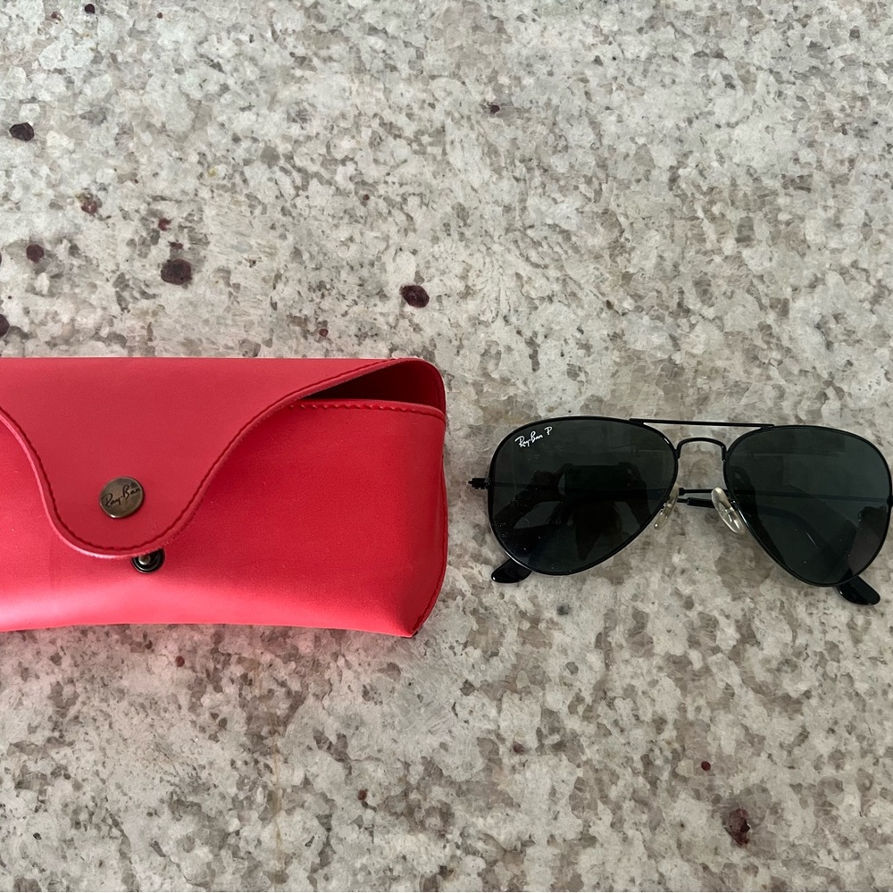 LIKE NEW Ray-Ban Polarized Aviator Sunglasses with Black Frame and Red Case